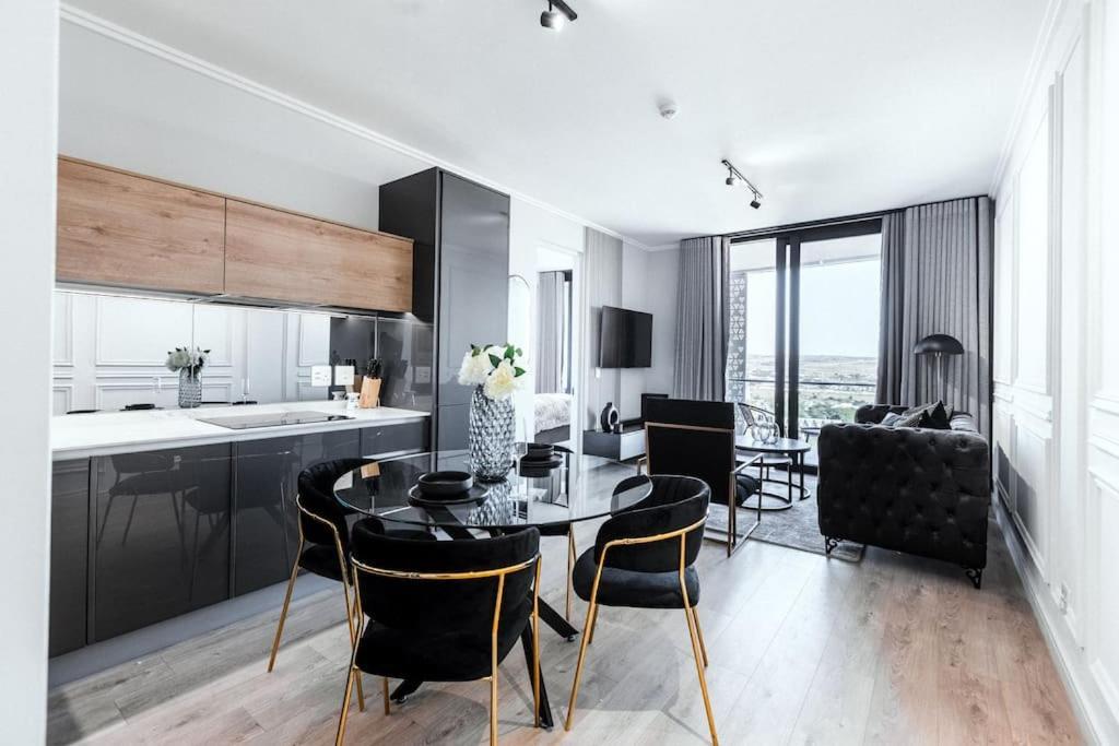 Apartment Modern Marvel In The